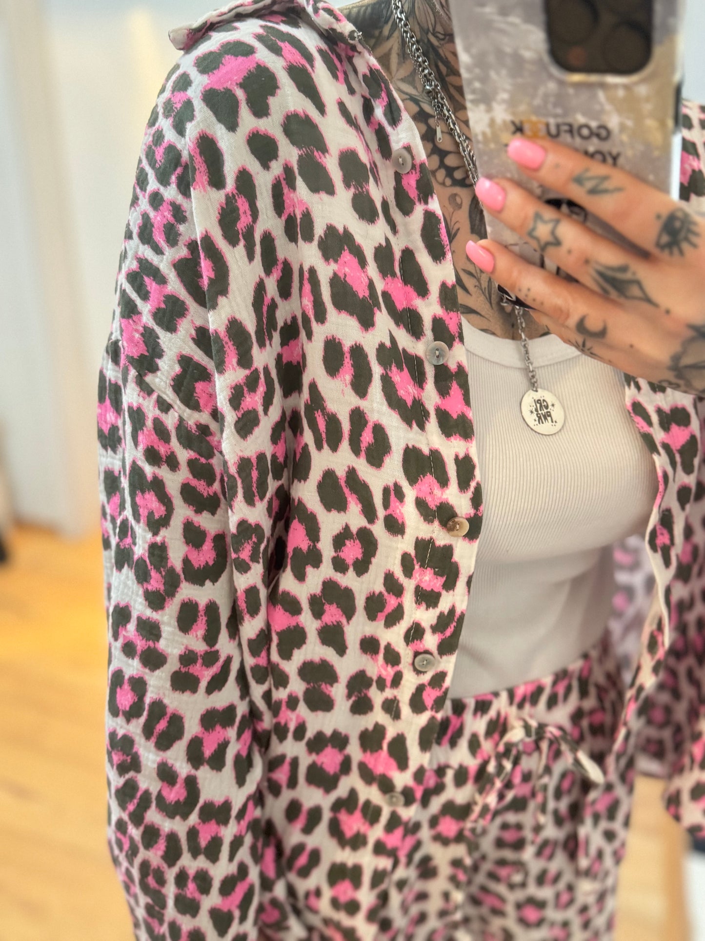 Musselin Oversize Bluse // NEON PINK LEO Gr. 34-42
