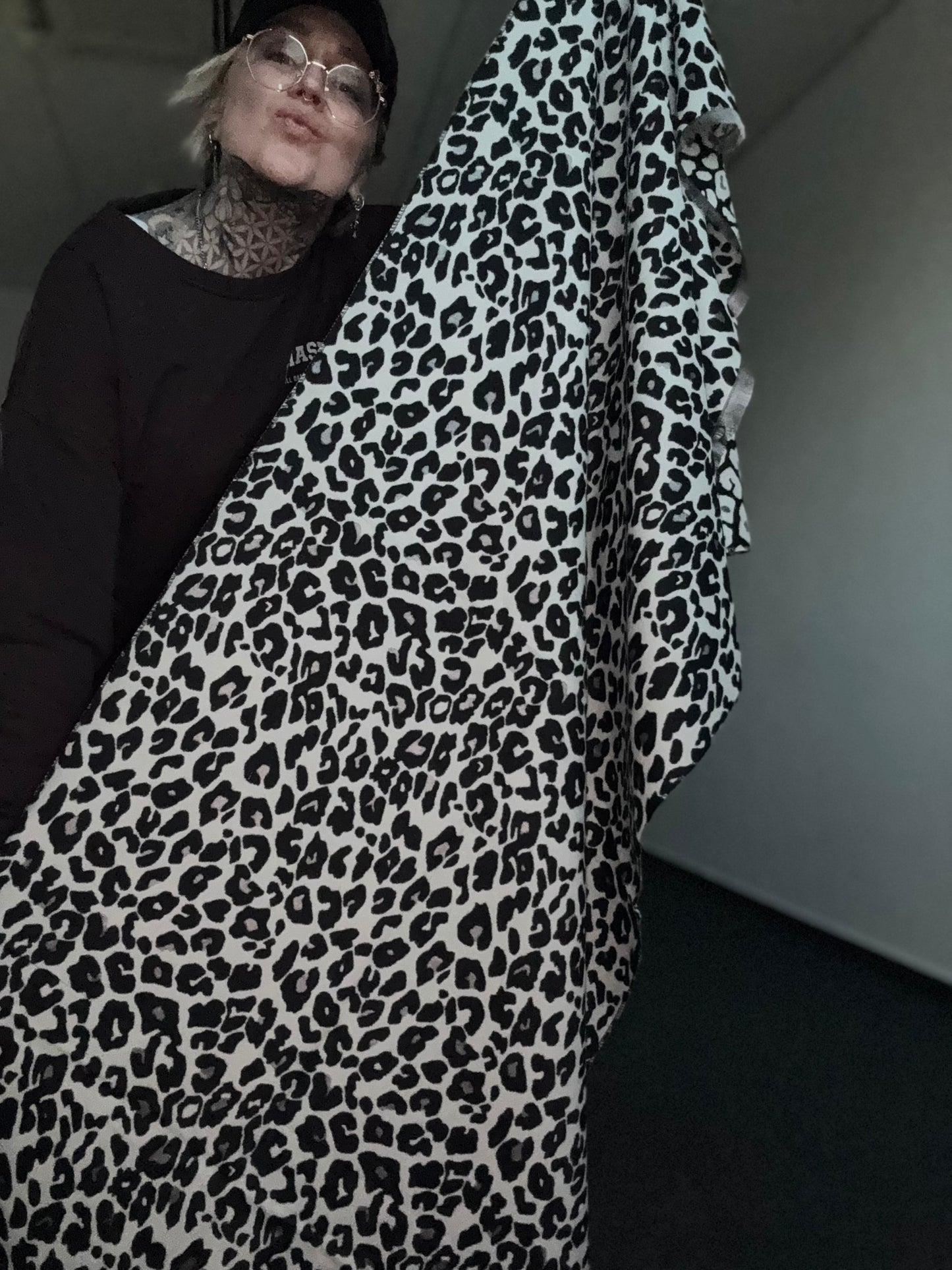 Schal // COZY LEO BLACK