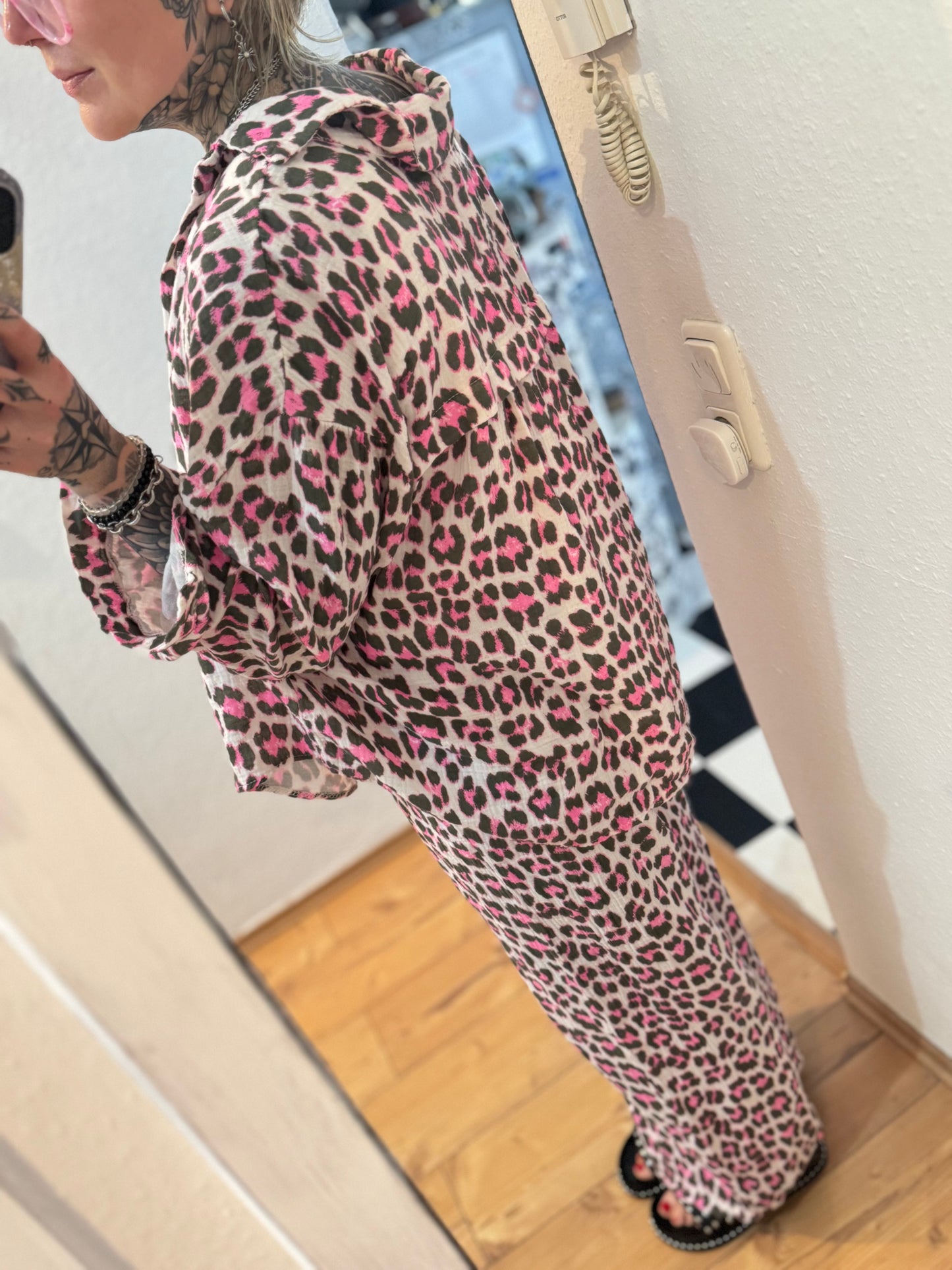 Musselin Oversize Bluse // NEON PINK LEO Gr. 34-42