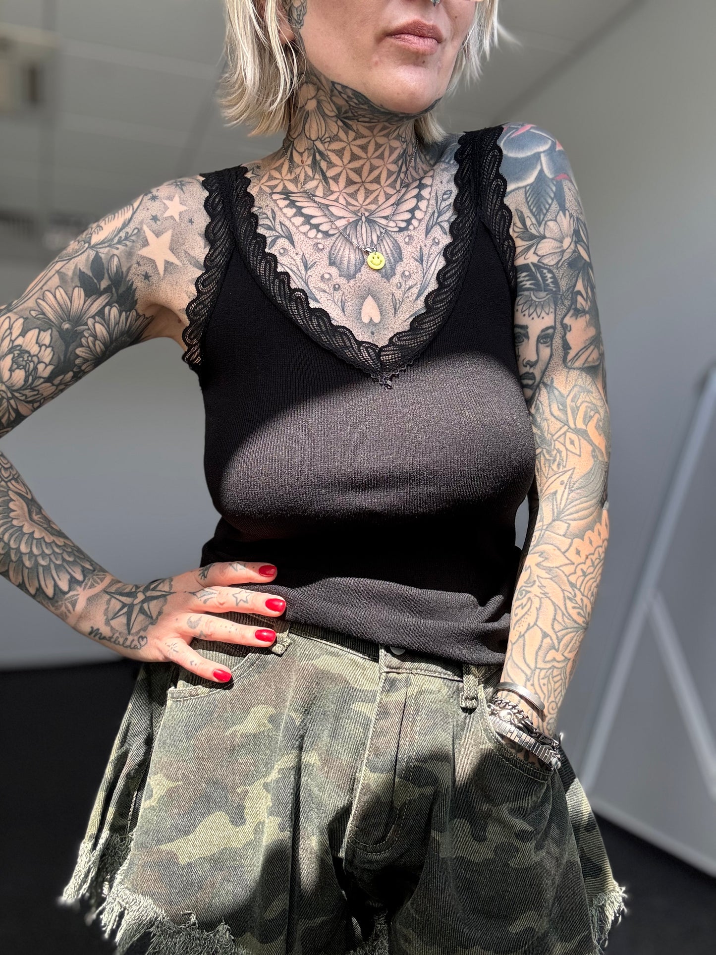 Top V Ausschnitt // BLACK BASIC
