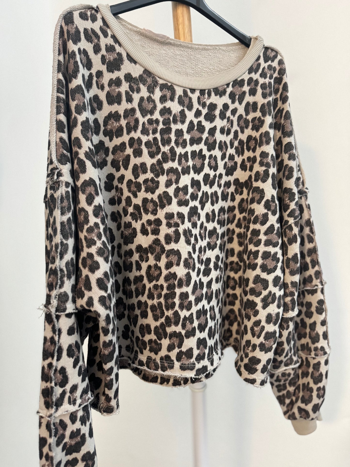 Sweater // BEIGE LEO