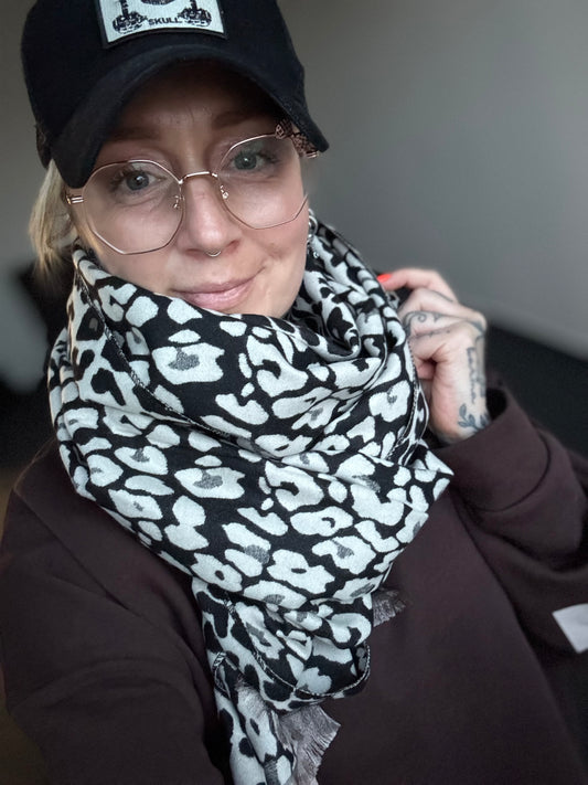 Schal // COZY LEO BLACK