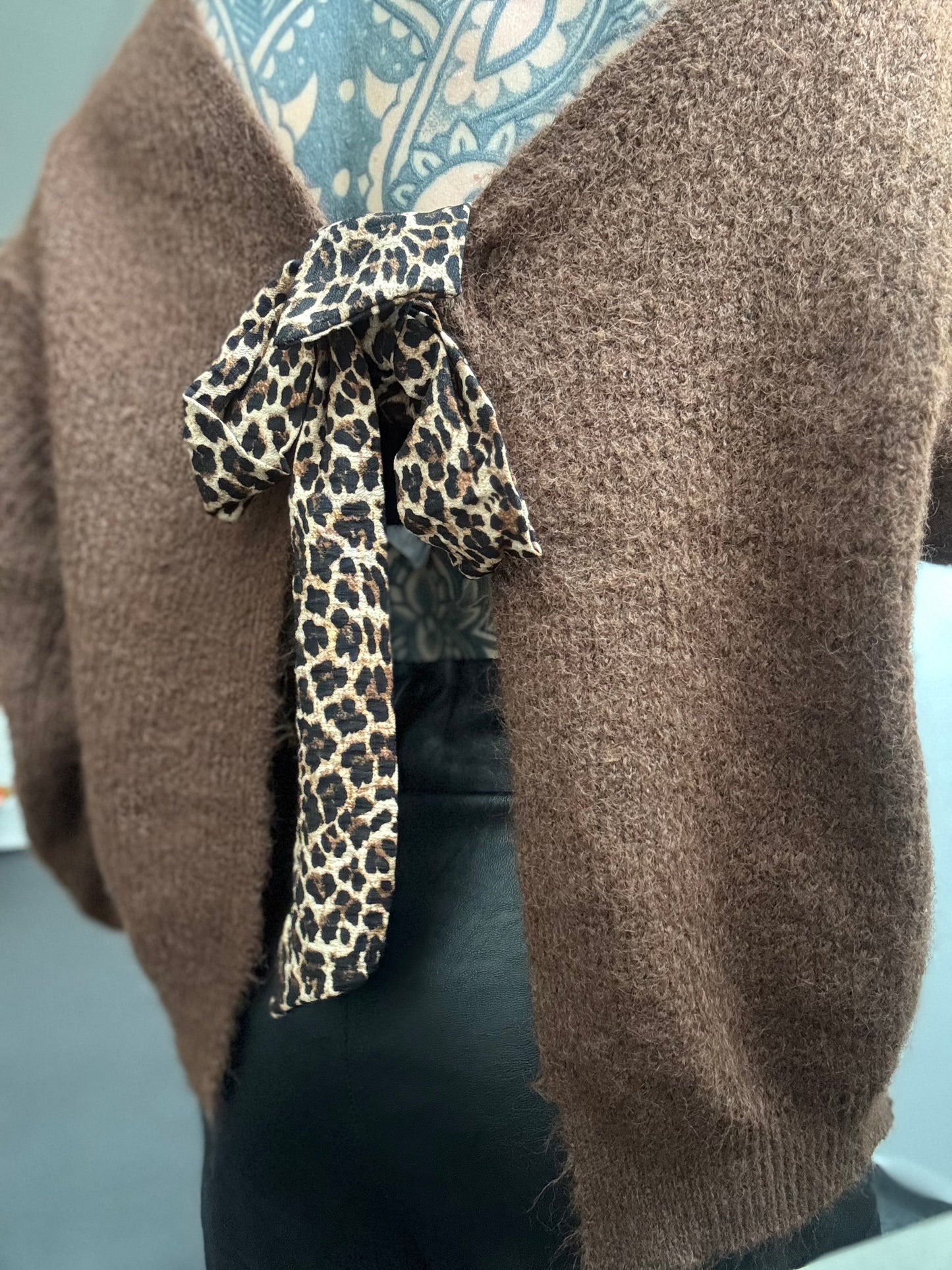 Pulli // LEO BOW BACK & FRONT