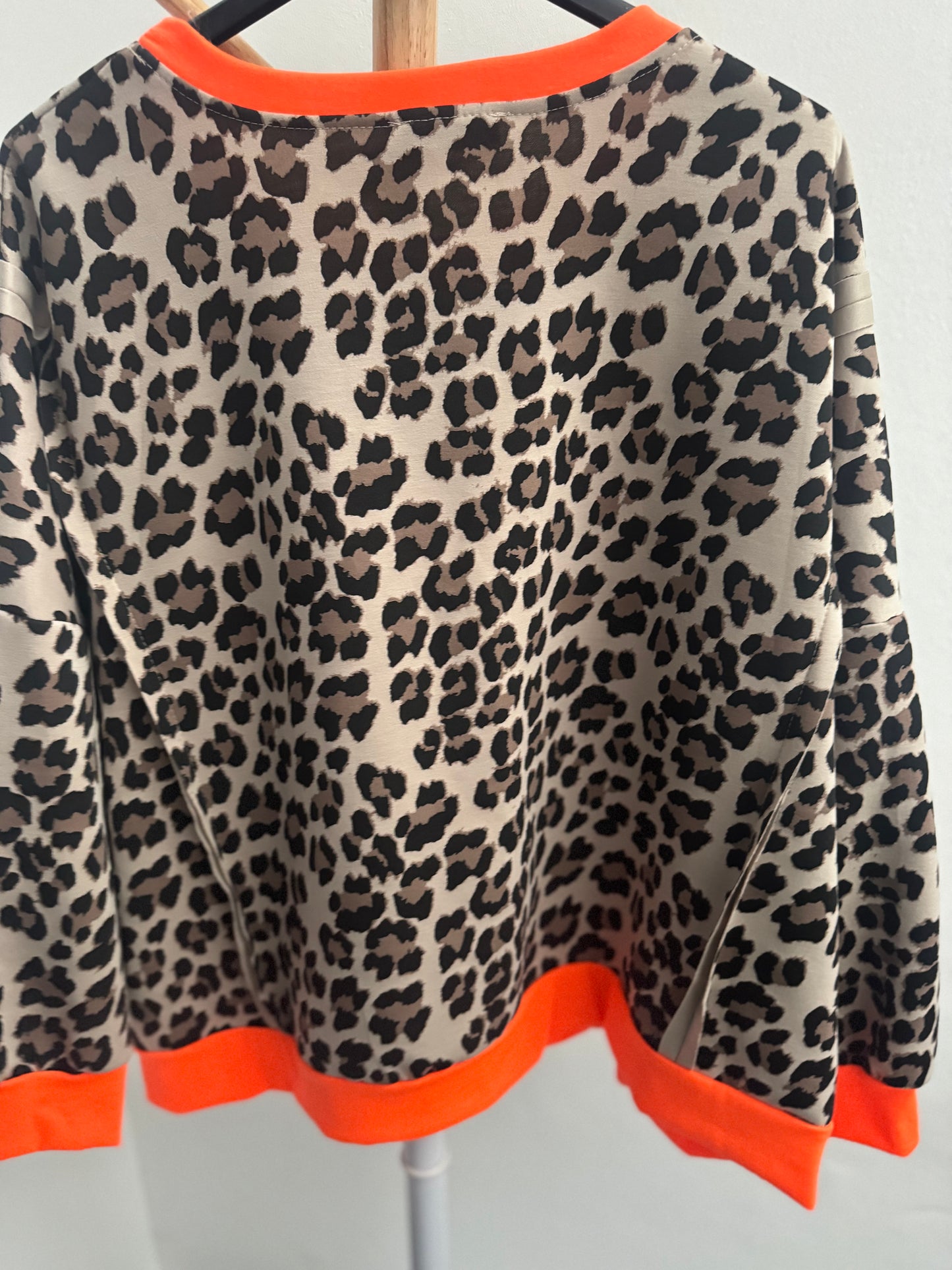 Sweater // GIRLS WHO LOVE LEO