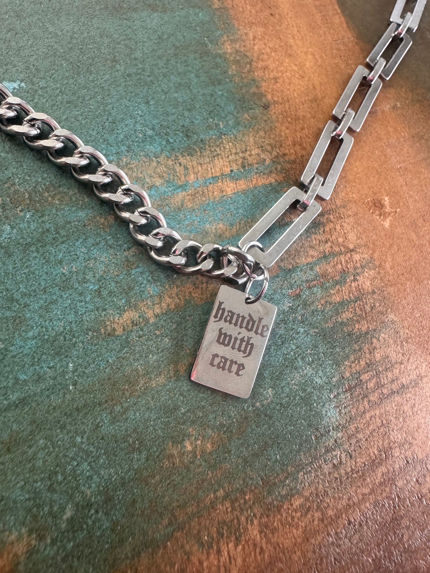 Kette // HANDLE WITH CARE