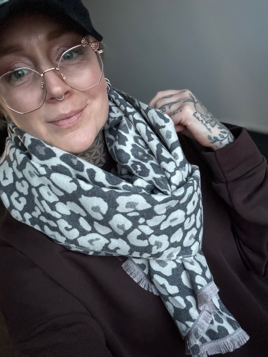 Schal // COZY LEO GREY