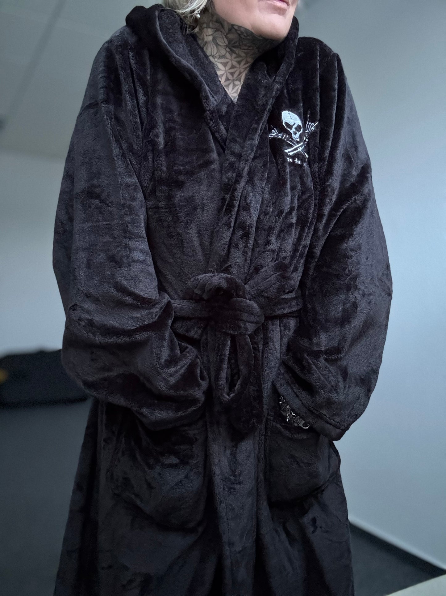 Bademantel // ONTHEROCKS BLACK