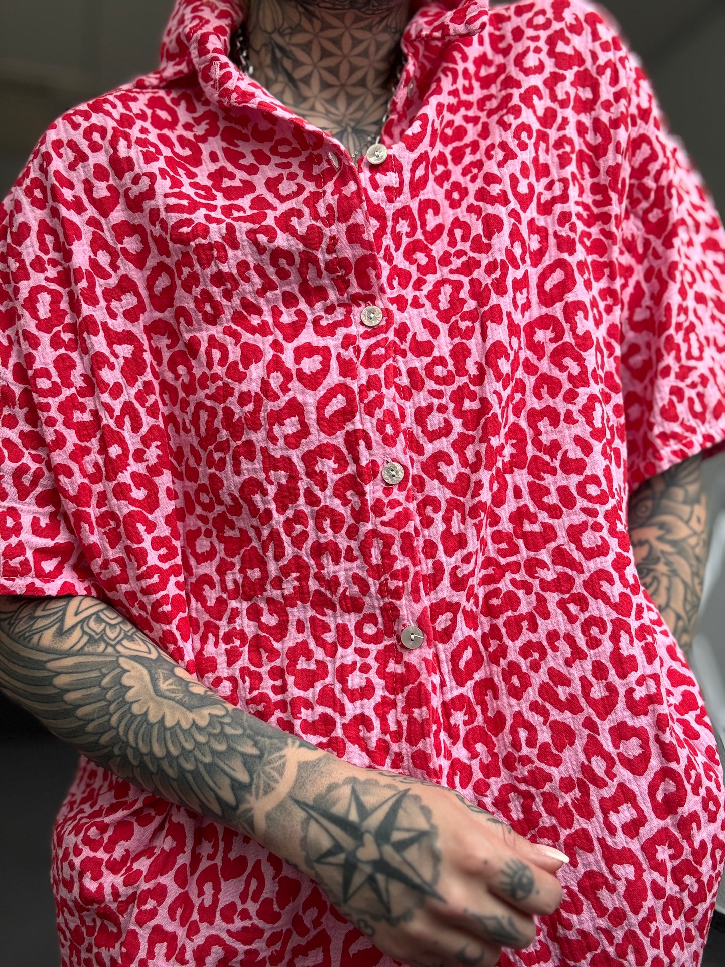 Musselin Oversize Bluse kurzarm //  LEO ROT