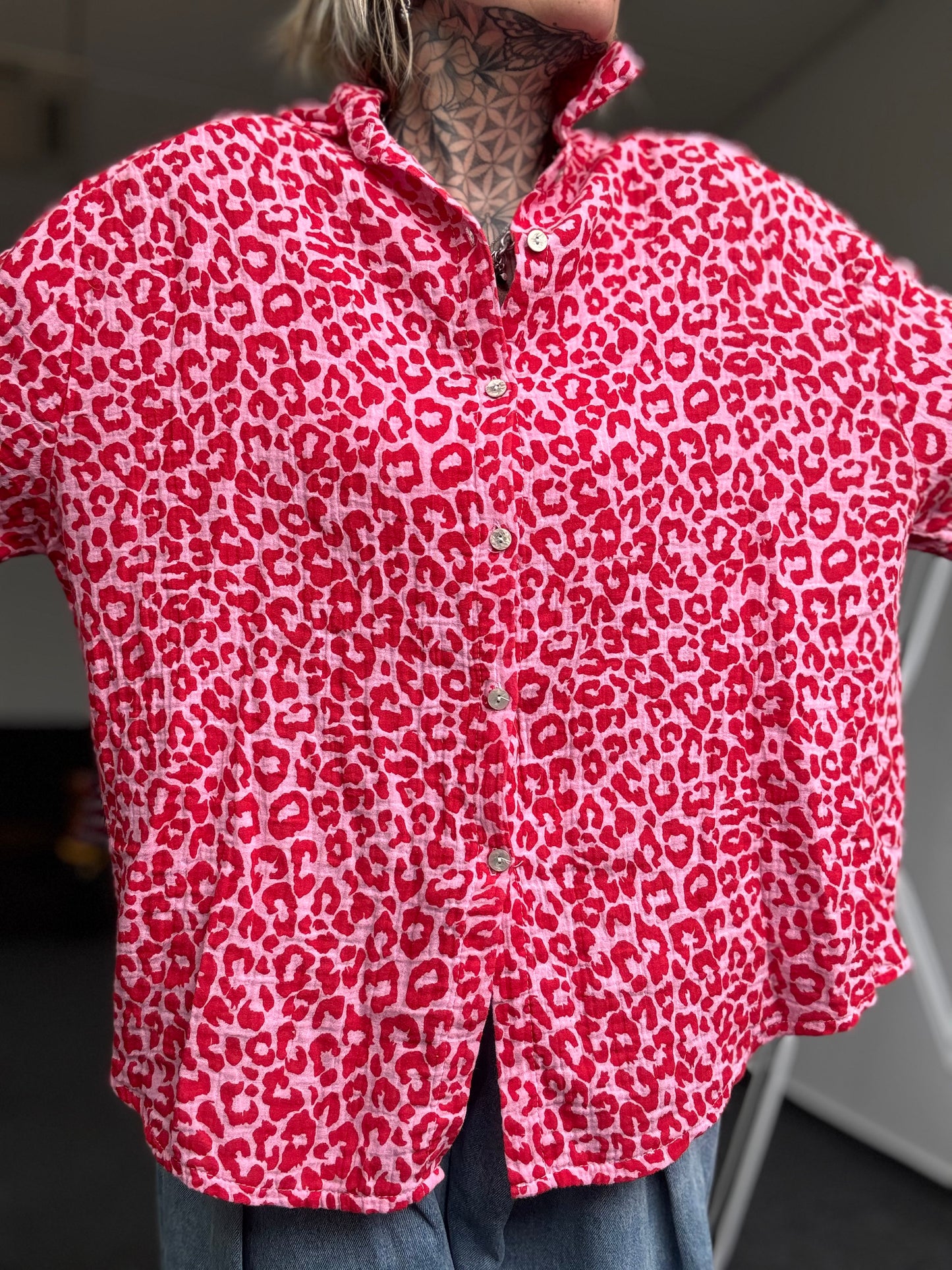 Musselin Oversize Bluse kurzarm //  LEO ROT