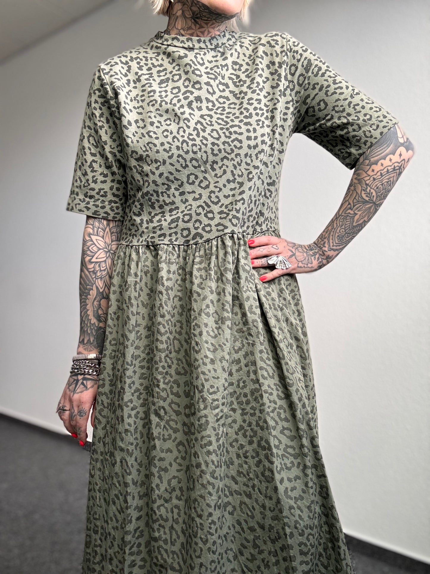 Kleid // LEO KHAKI