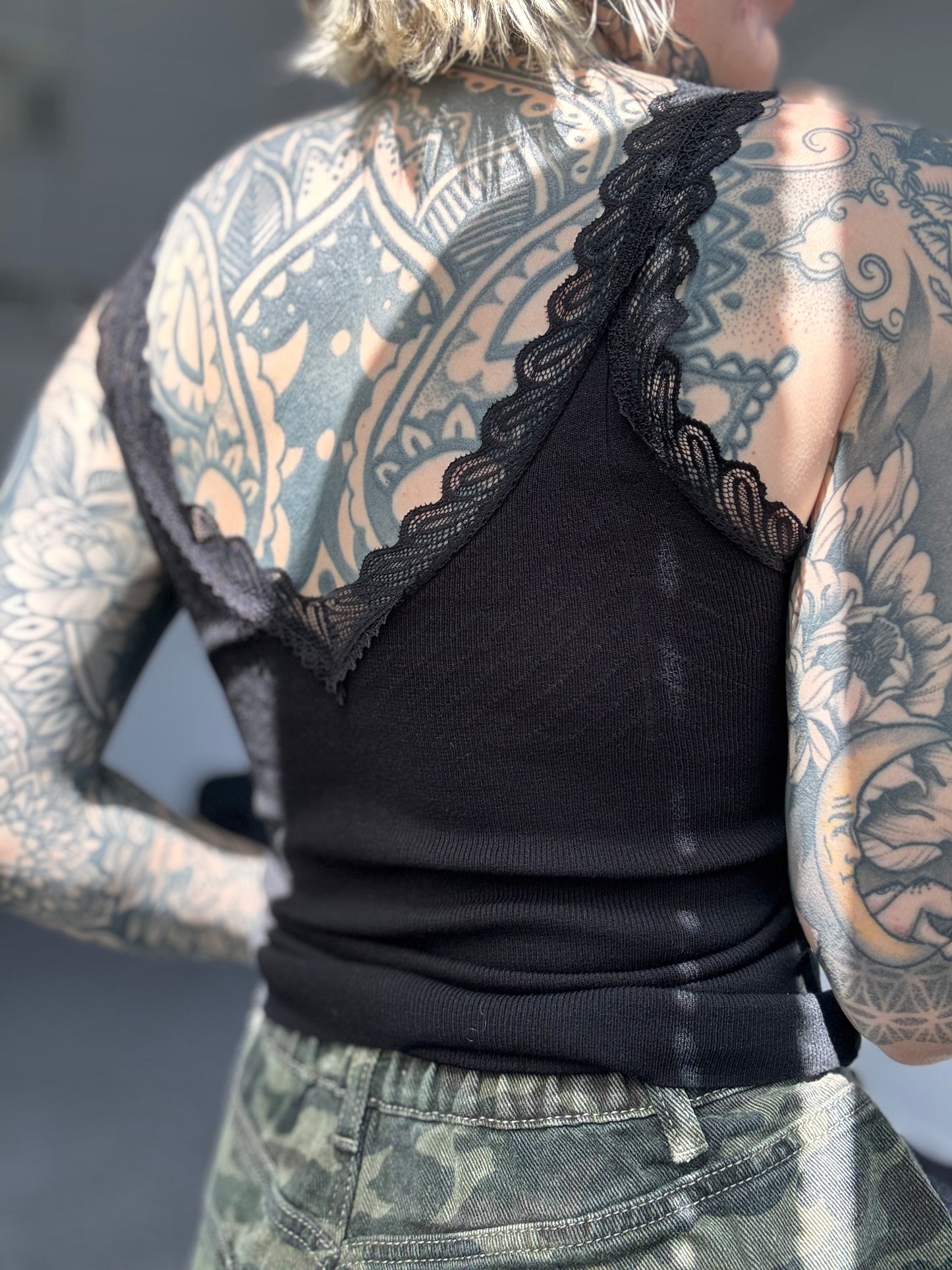 Top V Ausschnitt // BLACK BASIC