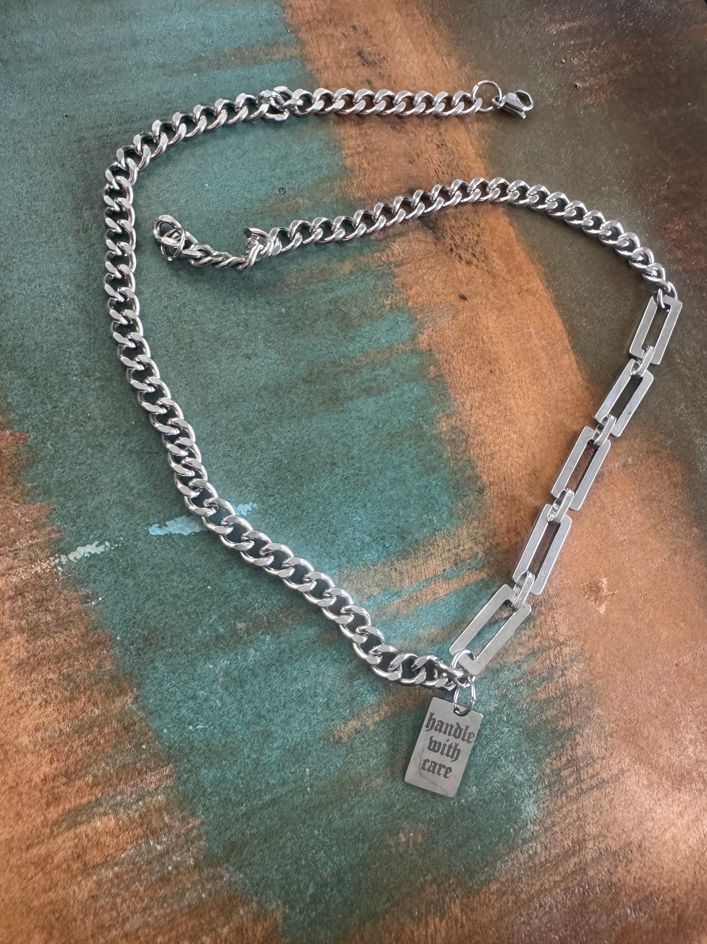 Kette // HANDLE WITH CARE