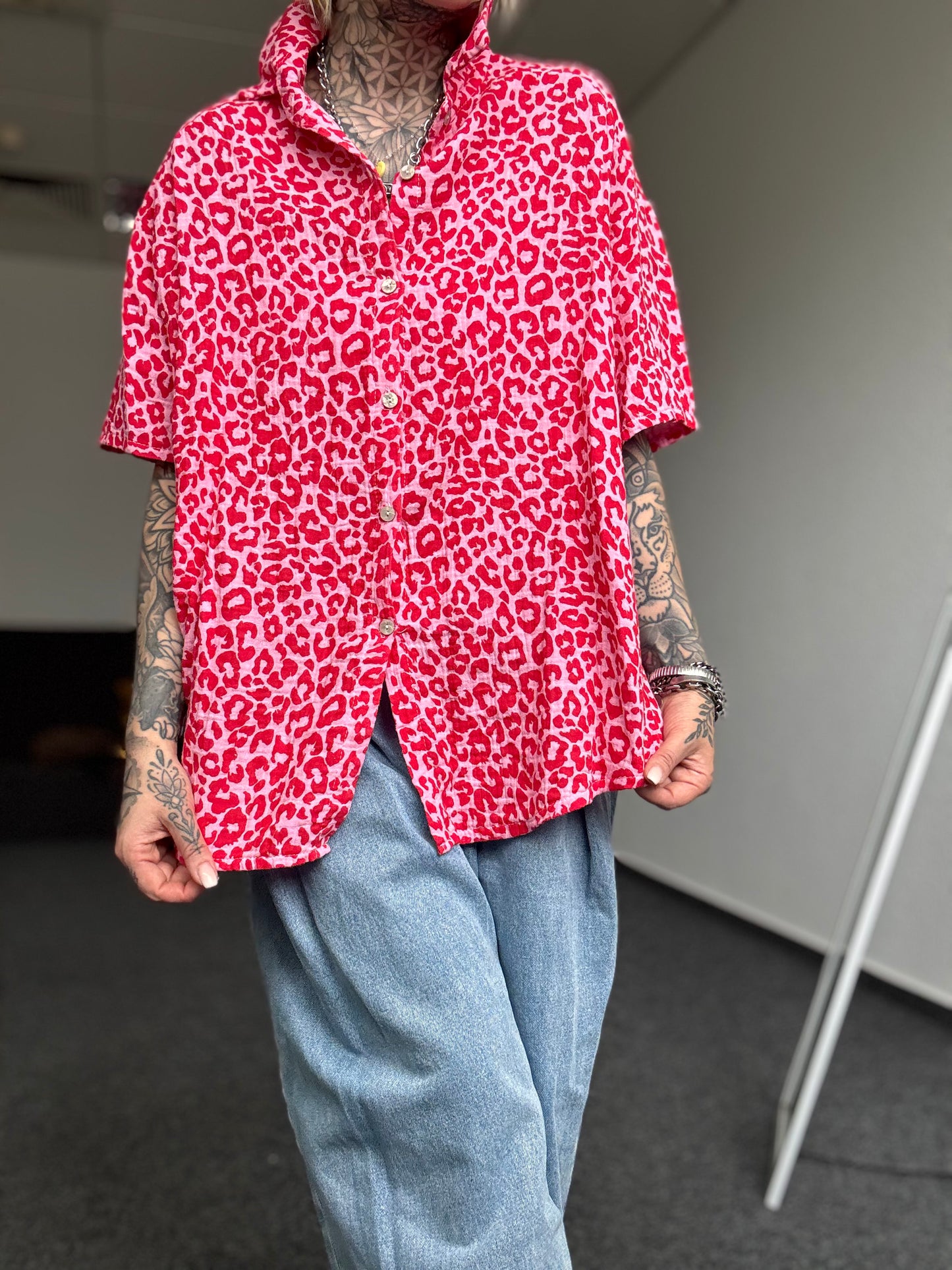 Musselin Oversize Bluse kurzarm //  LEO ROT